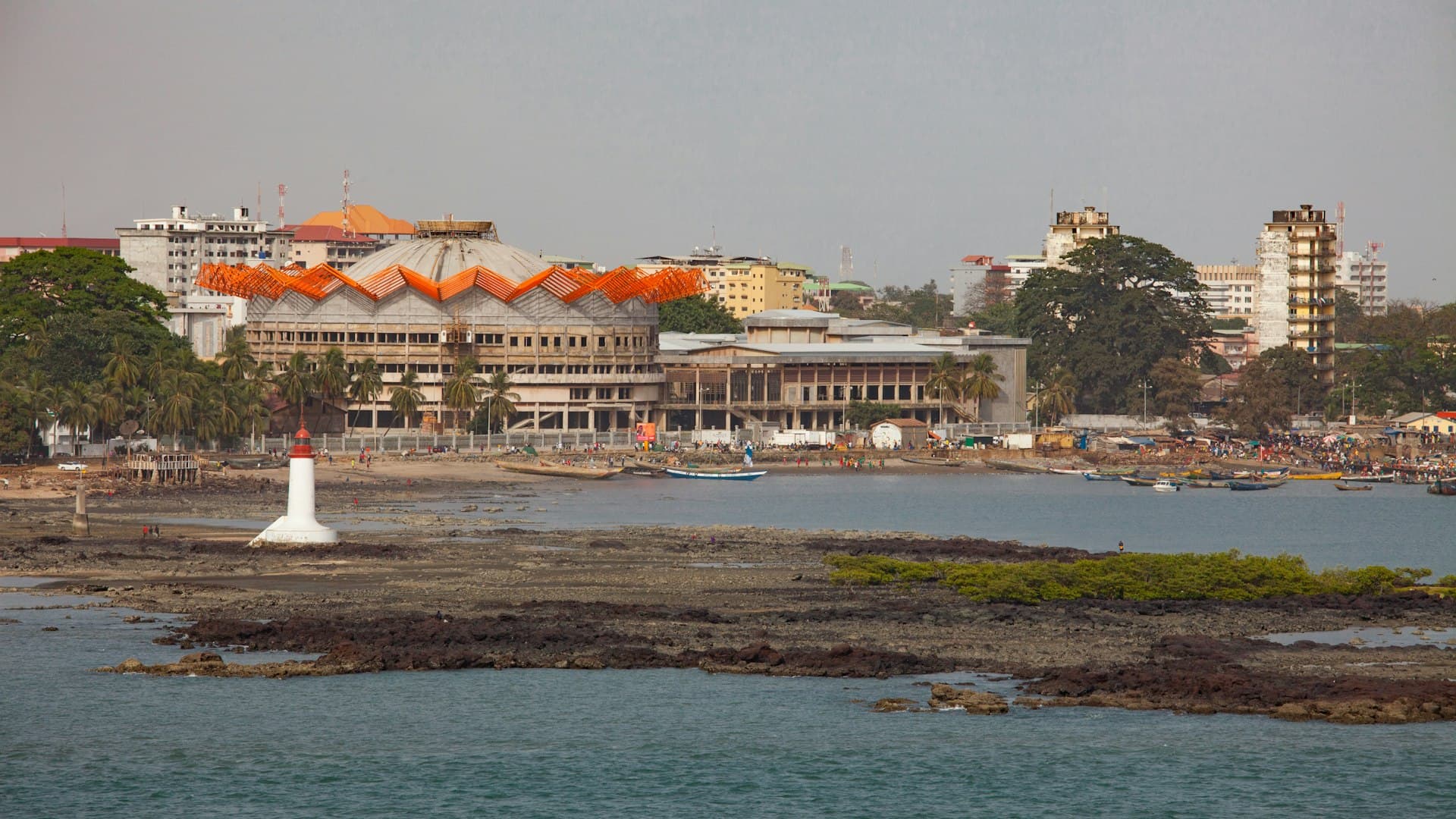Bâtiment au bord de l'eau à Conakry, Guinée