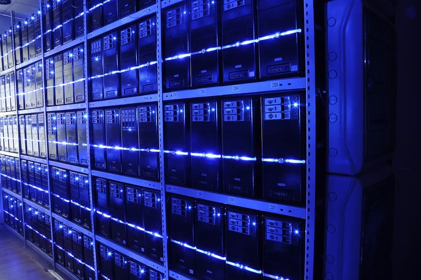 Rangées de serveurs informatiques dans un centre de données